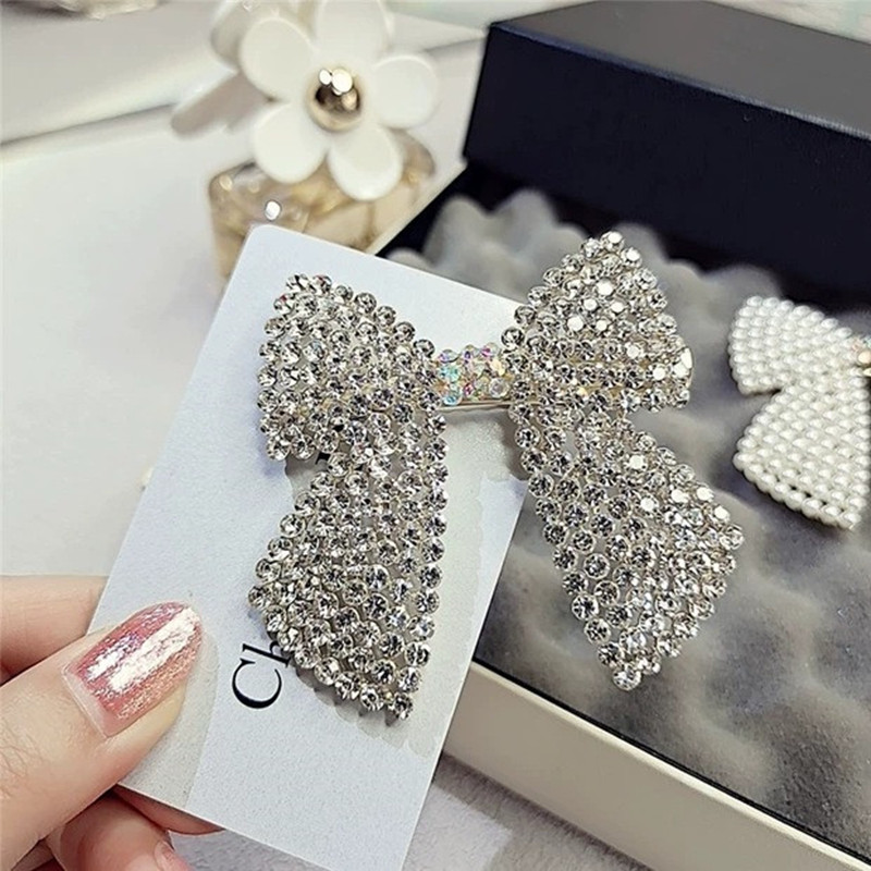 Rhinestone Pearl Bow Hair Clip - Body Jewelry Wholesale recension och pris